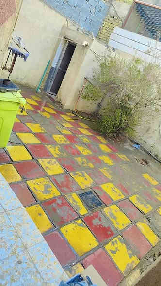 دار لبيع ابو خستاوي شارع الغسل مساحته 140م قريب على شارع كربلاء  طابقين يحتوي على غرفتين وصاله واستقبال ومطبخ وحديقه وسطحين سعره 55 مليون وبي مجال بسيط الاتصال بلرقم ***********
