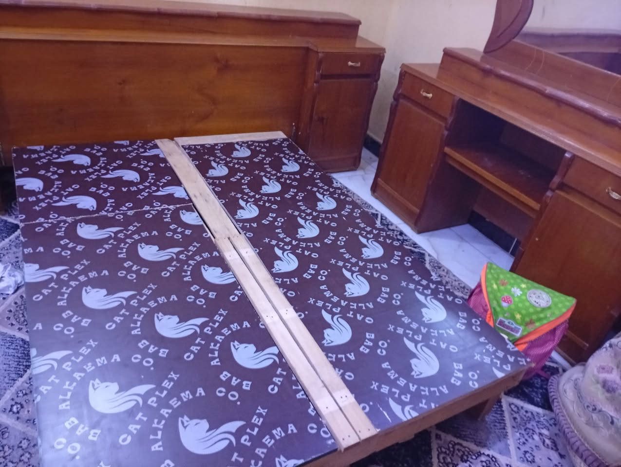 السلام عليكم  غرفه احطاطه 7 ابواب مع الملحق مع الجربايه والزاوية وميز ابو تواليت السعر 550 وبيه مجال الاتصال على ***********عنوان  بعقوبة التحرير مجاور حسينيه التحرير مقابل مدرسة سيده النساء
