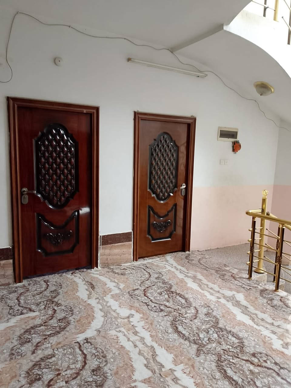 سلام عليكم بيت200م بناء كونكريت مسلح طابقين خمس غرف نوم استقبال صالتين مطبخ حار وبارد صيحات عدداثنين وكراج سيارة
حي الجامعه شارع سوات
***********
***********
