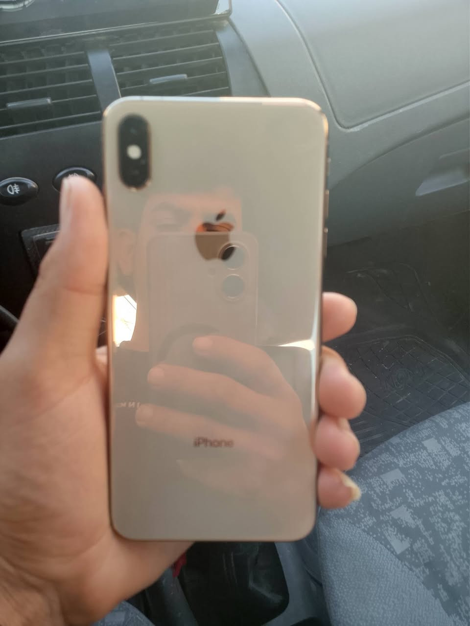 سلام عليكم جهاز أيفون اكس ماكس ذاكره 256 وبطاريته 65 جهاز نضيف يحتاجله بس بطاريه سعره 225 مكاني بغداد بلديات رقم تواصل ***********
