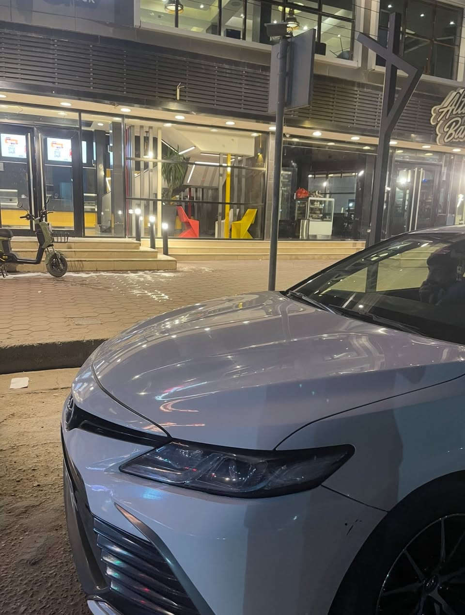 للبيع كامري هايبرد تكسي دبي
 
-موديل 2023 اصل
-لون ابيض
-رقم انكليزي بصرة باسمي 
-داخل كله كاربون فايبر 
-موصفاتها معروفه التكسي دبي 
- سيارة جاهزه وخير من الله 
-السعر 160 
-للاستفسار ***********
-او ***********
-العنوان بصرة شط العرب
