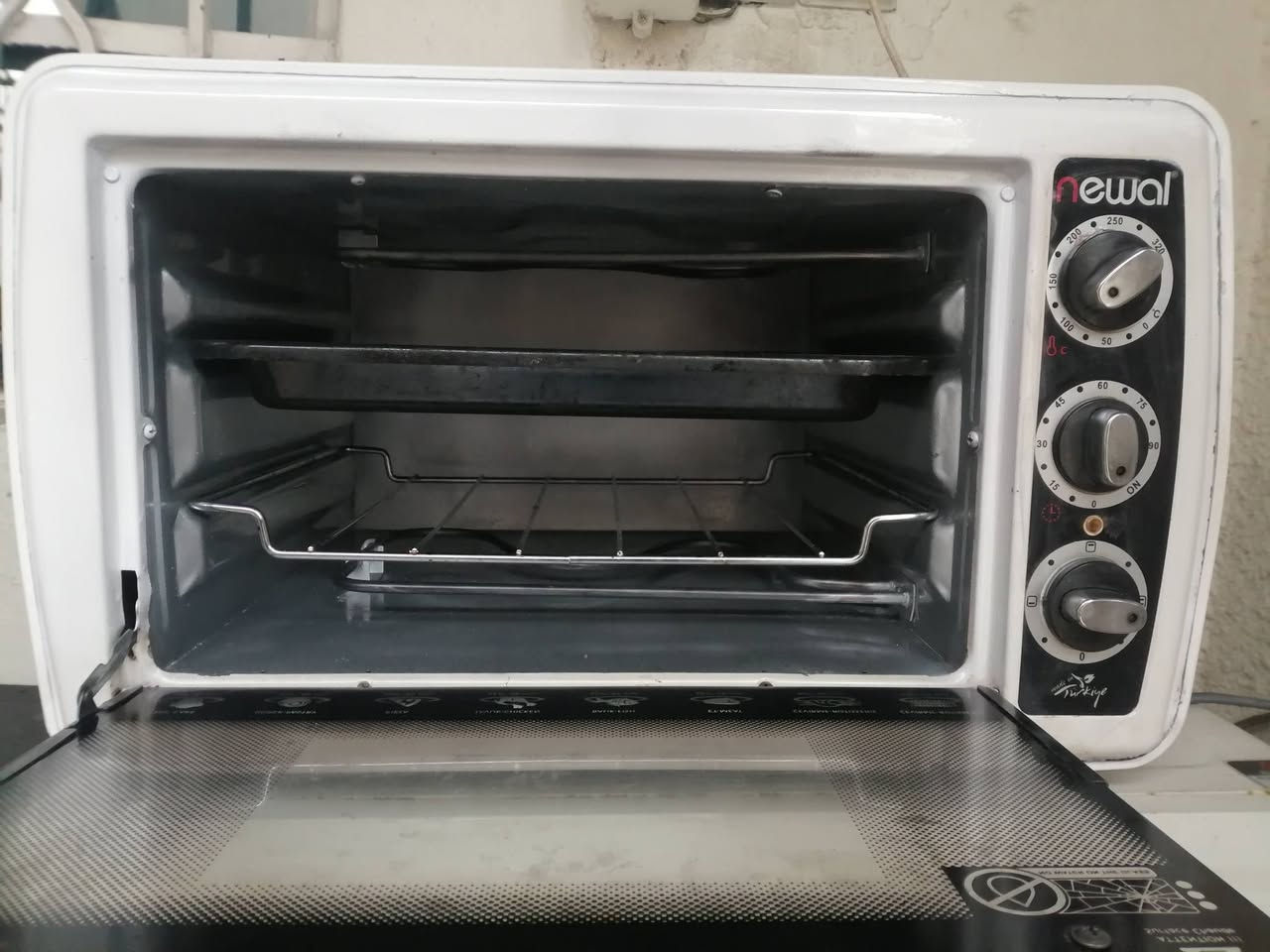 اوفن للبيع حجم وسط نظيف وشغال السعر ٢٨ الاتصال عالرقم *********** ويوجد خدمه توصيل
