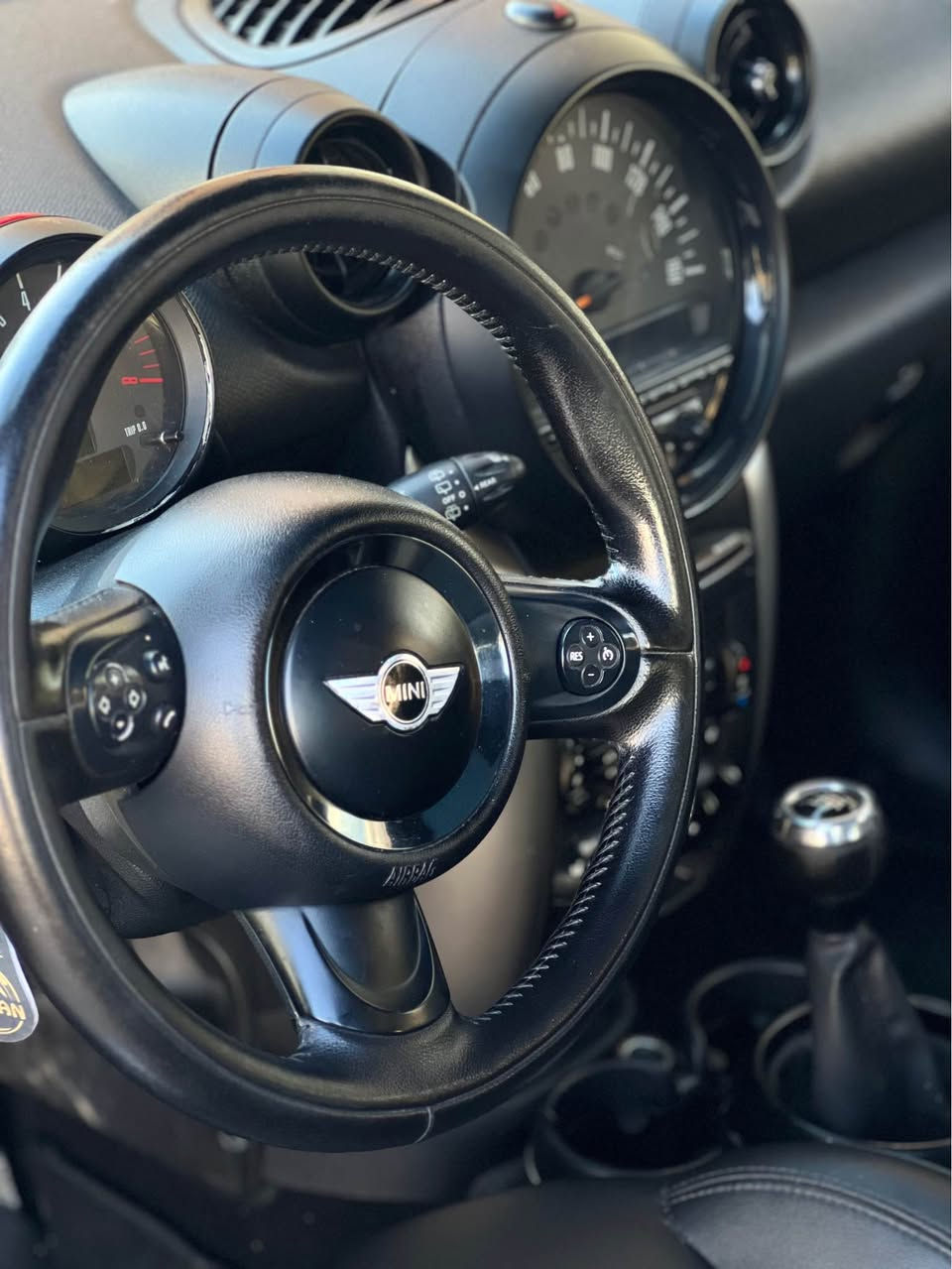 Mini Cooper Country man
مەکینەی ١.٦ بانزین زۆر کەم ئەخوات
کوشن جلد و هیتەر
پانۆراما 
سەماعەی harman cardon
گێڕ عادی
بۆیاخ:-
بستێک سنوق 
دەرگای سایەقی بیلادی کراوەتە سەر 
سەنەوی تا ٢٠٢٨ تازەیە
رەقەم شانسی
*wmwzb3c5xgwm33517 شربازهير, السليمانية


**إذا كنت صاحب هذا الإعلان وتريد حذفه لأي سبب، رجاءا أرسل رسالة إلى الدعم الفني**