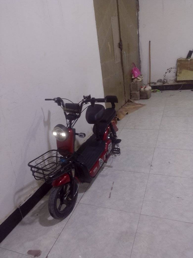 سلام عليكم 
دراجه للبيع 
جديده ما ما شيه دراجه بعده بل جيس
نضافه 99/100
حجم 14 
بيه بصمه 2 + 4 سويج
4 نمر دراجه 
سعر 350 وبيه مجال للطيبين 
الرقم ***********
العنوان البصره شط العرب الجزيره
