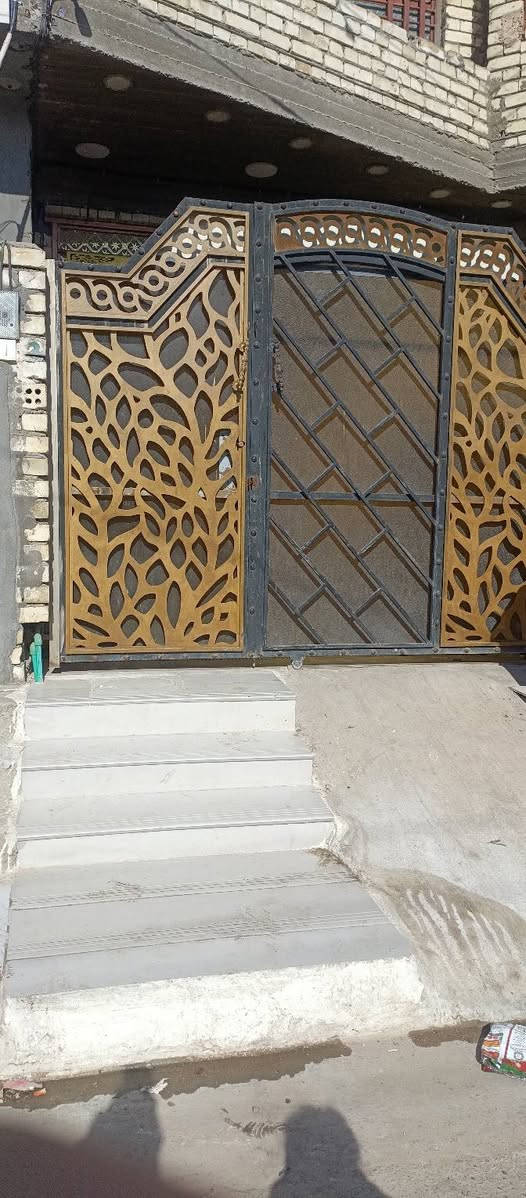 🏡 بيت راقي للبيع في بغداد / المحمودية – حي الشهداء 🏡
✨ فرصة حلوة لعائلة تدور بيت واسع ومرتب، موقع هادئ ونظيف، تصميم عصري ومريح!

🔹 المساحة: 137.5 متر بالسند
🔹 الواجهة: 10 متر
🔹 يتكون من طابقين + سطح

🔸 الطابق الأول:
– صالون استقبال (صالح الخطّار) أنيق ومرتب
– هول داخلي واسع بيه محور درج ومكان تلفزيون
– مطبخ نظيف
– غرفة نوم
– حمامين (واحد داخلي وواحد خارجي)

🔸 الطابق الثاني:
– 3 غرف نوم
– محور (هول علوي صغير)
– حمّام

🔸 السطح:
– بيتونة + 3 خزانات مي + مطر ساعد ونازل
– كهرباء 3 فيز

💰 السعر: 140,000,000 مليون دينار عراقي (قابل للتفاوض)
📞 للتواصل ,(***********)]
