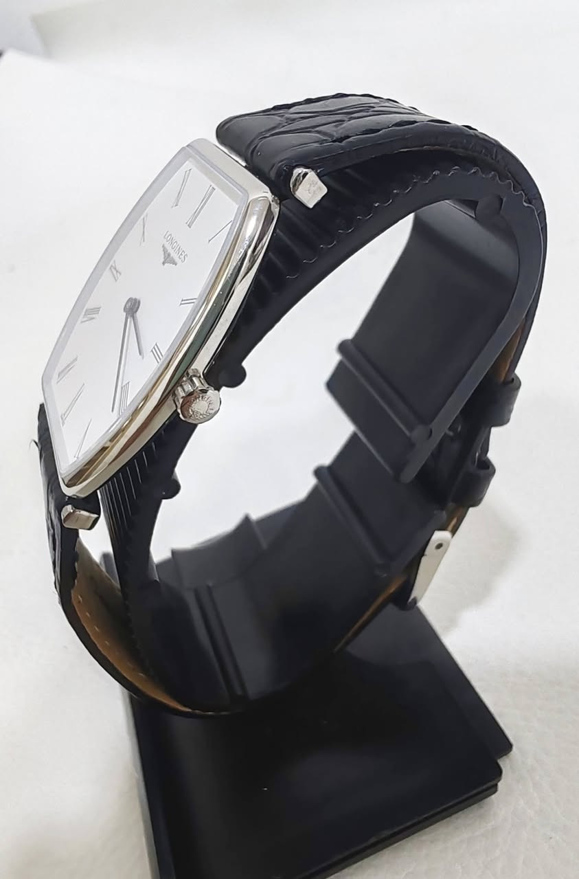 ساعة رجالي قشطة لونجين LONGINES
SWISS MADE
صناعة سويسري
مكينة كوارتز بطارية
نظافة ١٠٠٪
القطر  30  في  33  ملم
السير والزمبلك والبوك معلمة لونجين
السعر  200  الف


**إذا كنت صاحب هذا الإعلان وتريد حذفه لأي سبب، رجاءا أرسل رسالة إلى الدعم الفني**