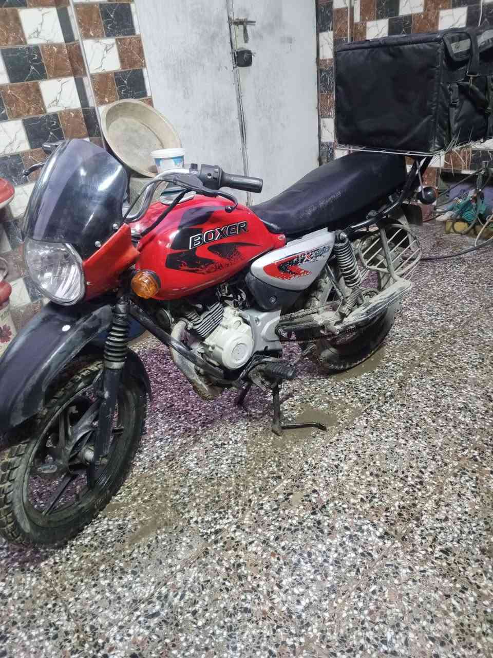 سلام عليكم دراجة بوكسر للبيع موديل 2023مرقمة دراجة نظيفة بس بيهةظربة بلتانكي فقط واباقي نظيف سعرها 2250 بيها مجال بسيط العنوان بغداد الغزالية ***********
