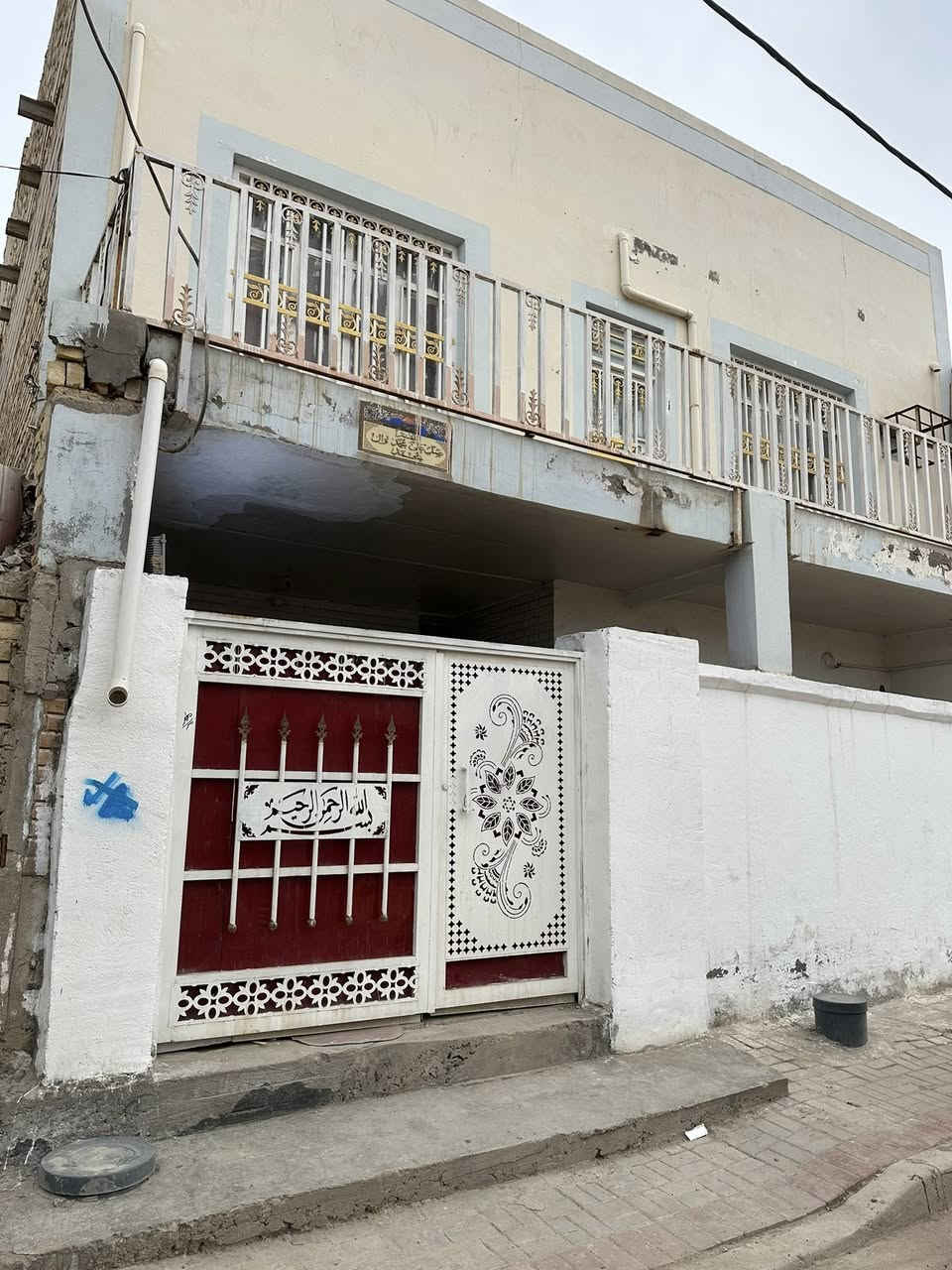 بيت طابو صرف
المساحه :١١٧ م 
الواجهه : ١١ م 
النزال :  ١٠ ونص 
الموقع : حي العسكري الاول خلف ملعب النجمه مجاور مدرسة رقيه 
شارع بعرض ١٥ متر
ملاحضه : يباع مبادره معامله موجوده خلال شهرين تستلم 
السعر ١١٠ مقدمه ٤٠ مليون و ٧٠ مبادره
——————————————————————
التفاصيل : 
طابقين ٤ غرف نوم اساس كونكريت وسقف عكاده 
الطابق الاول : غرفه وصاله ومطبخ واستقبال ومجموعات صحيه
الطابق الثاني : غرف نوم عدد ٣ وصاله وحمام 
للاستفسار الاتصال على الارقام التاليه او مراجعة مكتب الحولي للعقار 

***********
***********
