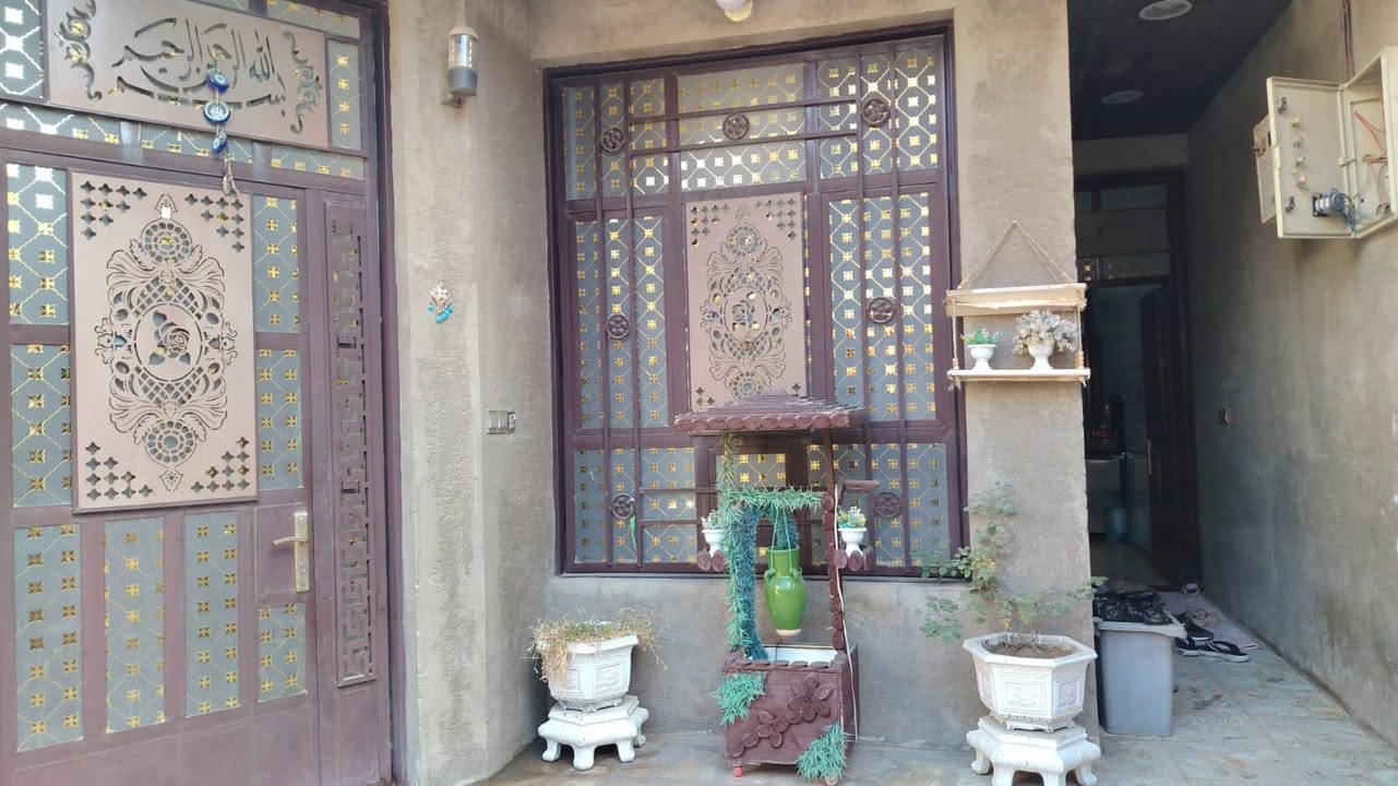 بيت مساحة 200 متر  للبيع العنوان بغداد الشعب قرب سيطرة الشعب القديمة  الرقم ***********
