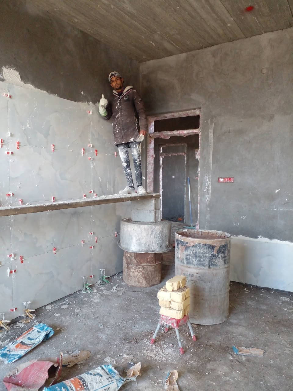 خلفه لبخ وبياض والواح بورسلين ومرمر وگرانيت  وسيراميك ارظي وجداري ودرج فر وعدل  اشتغل بالسمنت وماده اشتغل بأليزر وصلايب والتزام بل عمل متفرق حاليأ مراسله اواتصال ***********
