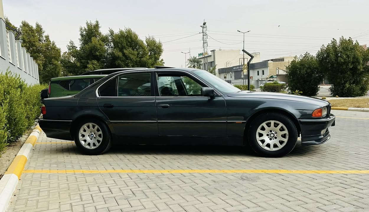 سلام عليكم
للبيع بي ام كاسحه 740 
موديل 1996 اصل. رقم ارييل دولي. 
مكينه 8 سلندر سياره بلاديه ع وضع شركه صبغ فقط جماليه
مكينه كير جدد صدر تخم تاير كله جديد تبريد ثلج. 
سياره فول مواصفات سلايد طكتين شغال جام كهرباء 
كشنات جلد جنطه شفط برده كهرباء. سياره كامله مابيها نقص
مكان سياره بغداد حي الجامعه. سعر 80 وبيها مجال رقمي ***********
