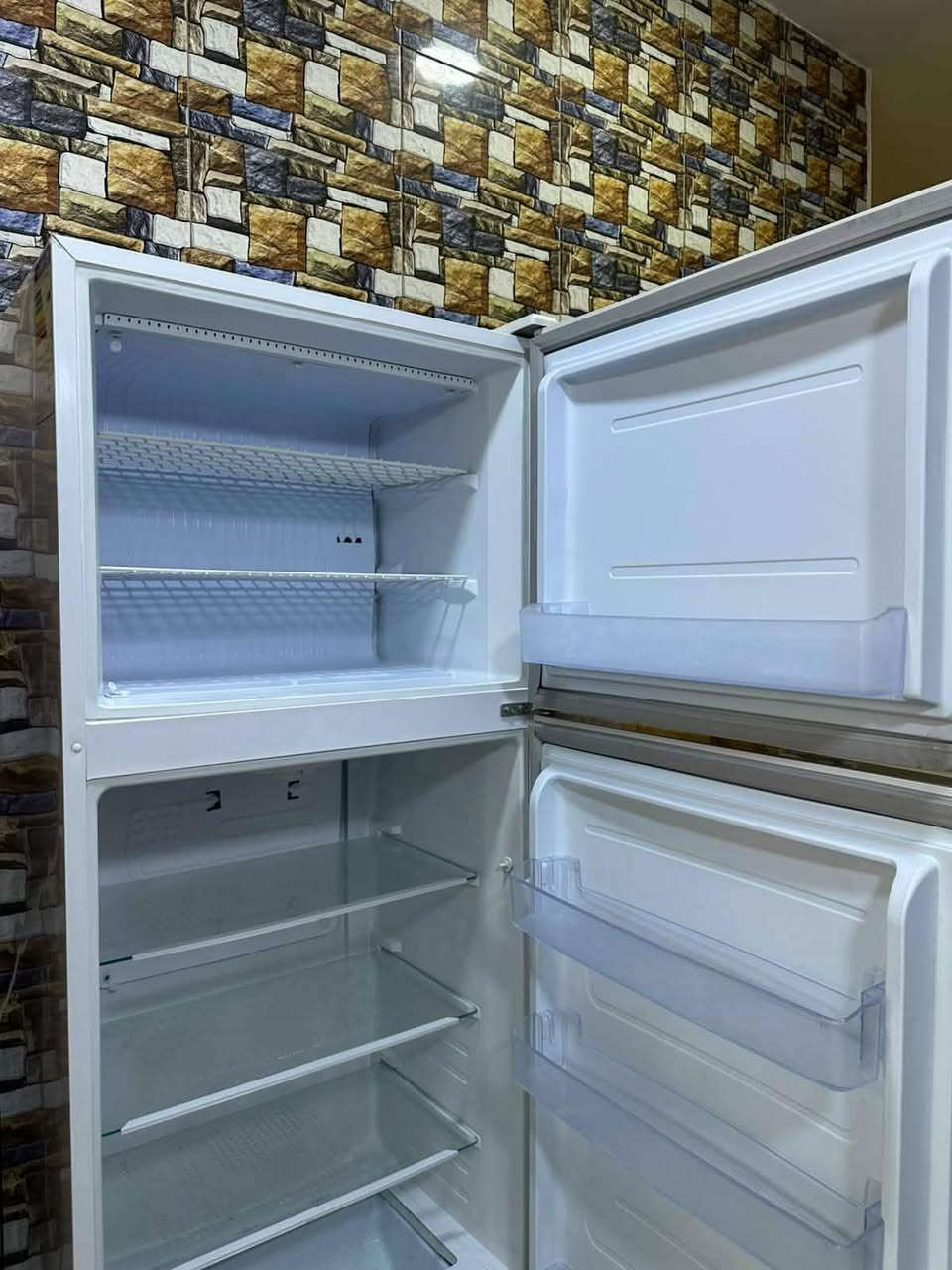 ثلاجه جديده استعمال قليل جدا الثلج كما موضح بل صوره 
للبيع السعر السعر 525  وبيه مجال بسيط المكان بابل الكفل 
للاستفسار: ‭0782 764 5057‬
