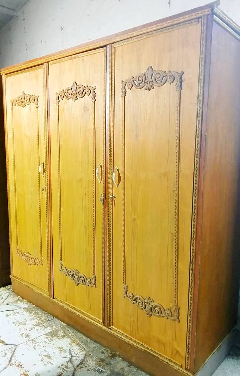 كناتير مستعمله ثلاثة أبواب تسكام للبيع مكاني الشوملي ويوجد خدمة توصيل ***********
