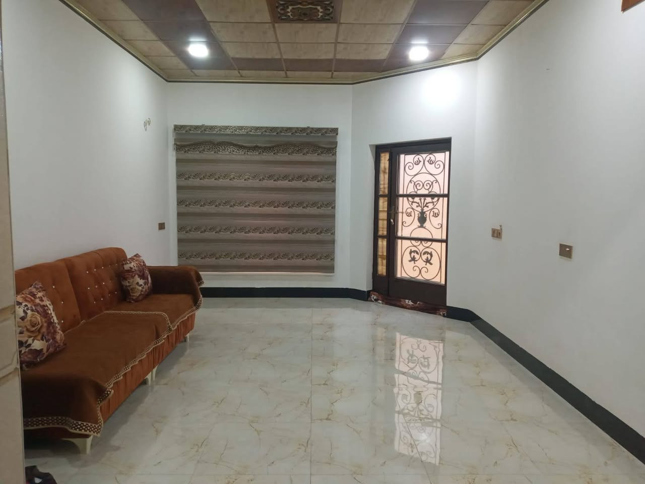 السلام عليكم
بيت 160 متر طابقين
خدمات كاملة قريب عالشارع العام
4 غرف نوم واستقبال ومطبخ
وهولين وصحيات بالطابقين
بناء فووول منطقة هادئة
العنوان حي المعالي مقابيل حي التعليم
لمعرفة السعر علق ب تم

***********

