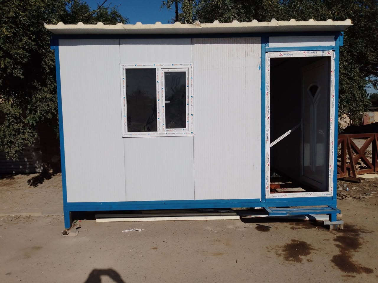 اللهم صلي على محمد وآل محمد 
كرفان للبيع جديد قياس 3م×4م جاهز السعر.1500ألف 
العنوان: نجف حي الحرفين خلف شارع المزرعة 
للأستفسار. ***********
