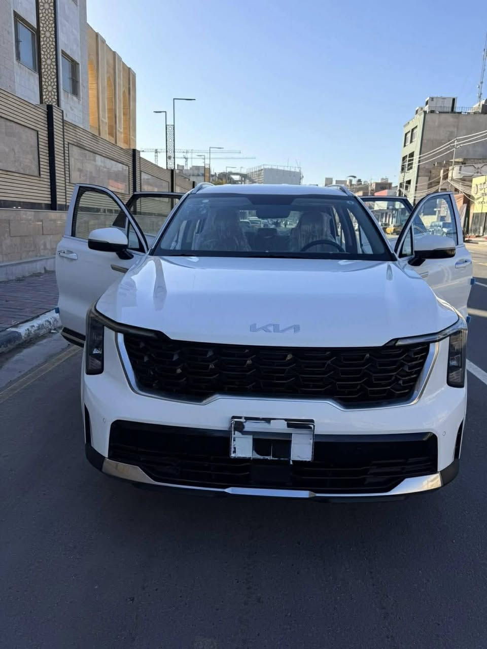 السلام عليكم للبيع سيارة سورنتو موديل ٢٠٢٥ زيرو ماشية ٢٠٠٠كم فقط اثر الترقيم والتحويل السياره جديده ومكفوله من جكة الابرة مواصفات صندوق كهرباء وكشن الامامي كهرباء بصمه وتشغيل عن بعد هندبَريك رجل ويل ٢٠ والمحرك ٤ سلندر وباسمي السياره خاضعه للضمان الشركه الدوليه مع تبديل الدهن ٤ مرات وصيانه ه سنوات والسياره موجوده في كربلاء ***********
