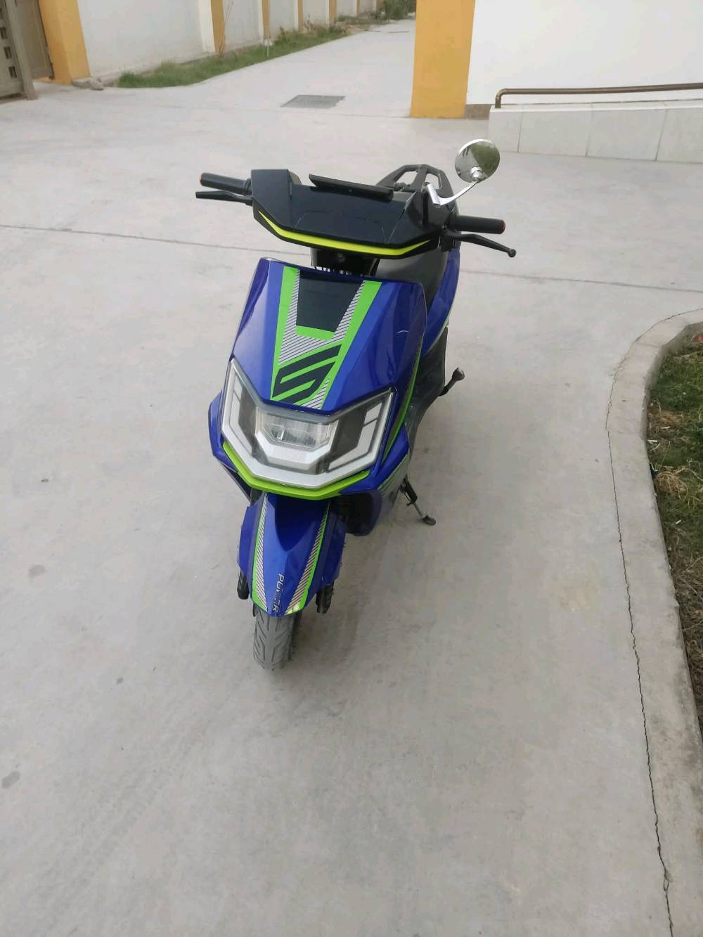 دراجه شحن حلوه ونضيفه 5باتريات
دراجه ما متعوبه
العنوان  حي صدر ثالث قرب مخبز ريحانة بغداد 