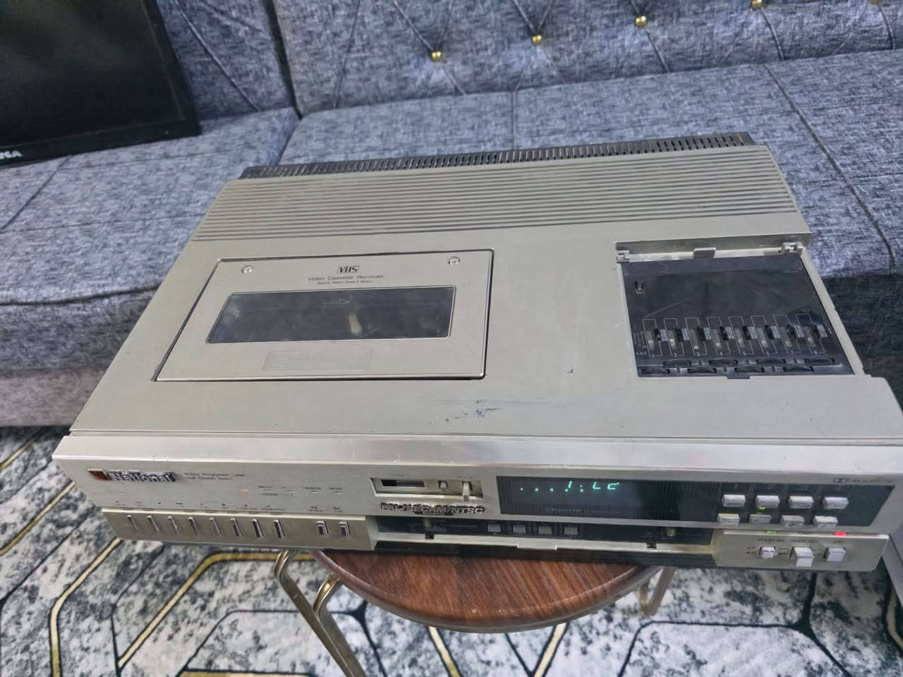 السلام عليكم فديو كاسيت ناشيونال مديل ٧٠٠٠ ياباني شغال لاكن كاسيت ما يستقبل عوزه قوايش نضيف سعره معا توصيل ٣٥ الف الهاتف ***********
