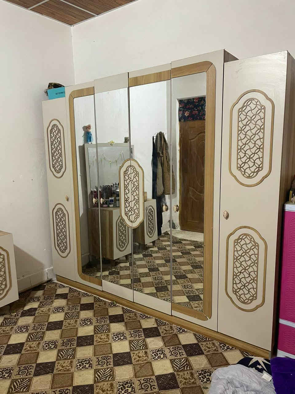 (ع..162  )
دار للرهن  (50 متر ) شارع الصب عمود 327 الخط الثاني  
سعر الرهن 8 مليون
مدة الرهن سنتين 
يحتوي على طابق واحد 
غرفه  مطبخ   صاله.  صحيات 
جديد فول... كلوله من طرف علي علي امانه ابو فاضل  
للاستفسار ..***********
*********** مكتب /ابو /ع
