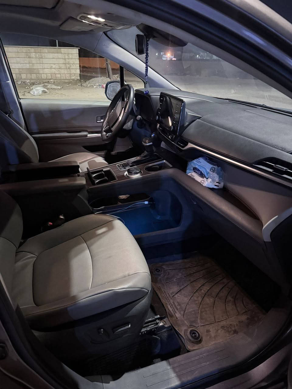 السلام عليكم تيوتا سينا هايبرت موديل ٢٠٢٣ موصفات فول السعر ٢٧٥ وبيه مجال للطيبين للتواصل ع الرقم ***********
