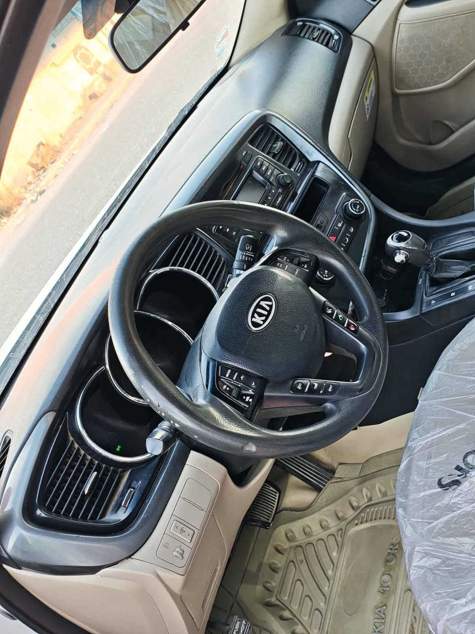 السلام عليكم ورحمة الله وبركاته
كيا اوبتيما موديل 13 خليجي 
رقم بصره مشروع وطني 
تحويل ثاني يوم 
السياره مكفوله كفاله عامه من الضربة والصبغ 
جاهزه السيارة كلش 
محرك 2000 دوش مامفتوح شرط 

مواصفات السيارة 

( ، تحكم استيرن ، ويل كب 5  ، تبريد ) .
السياره جاهزه من كلشي 
محرك /كير / حداديه / كهربائيات / تخم تاير جديد

مكان السيارة ناصريه مركز 

رقم الهاتف: 
***********
