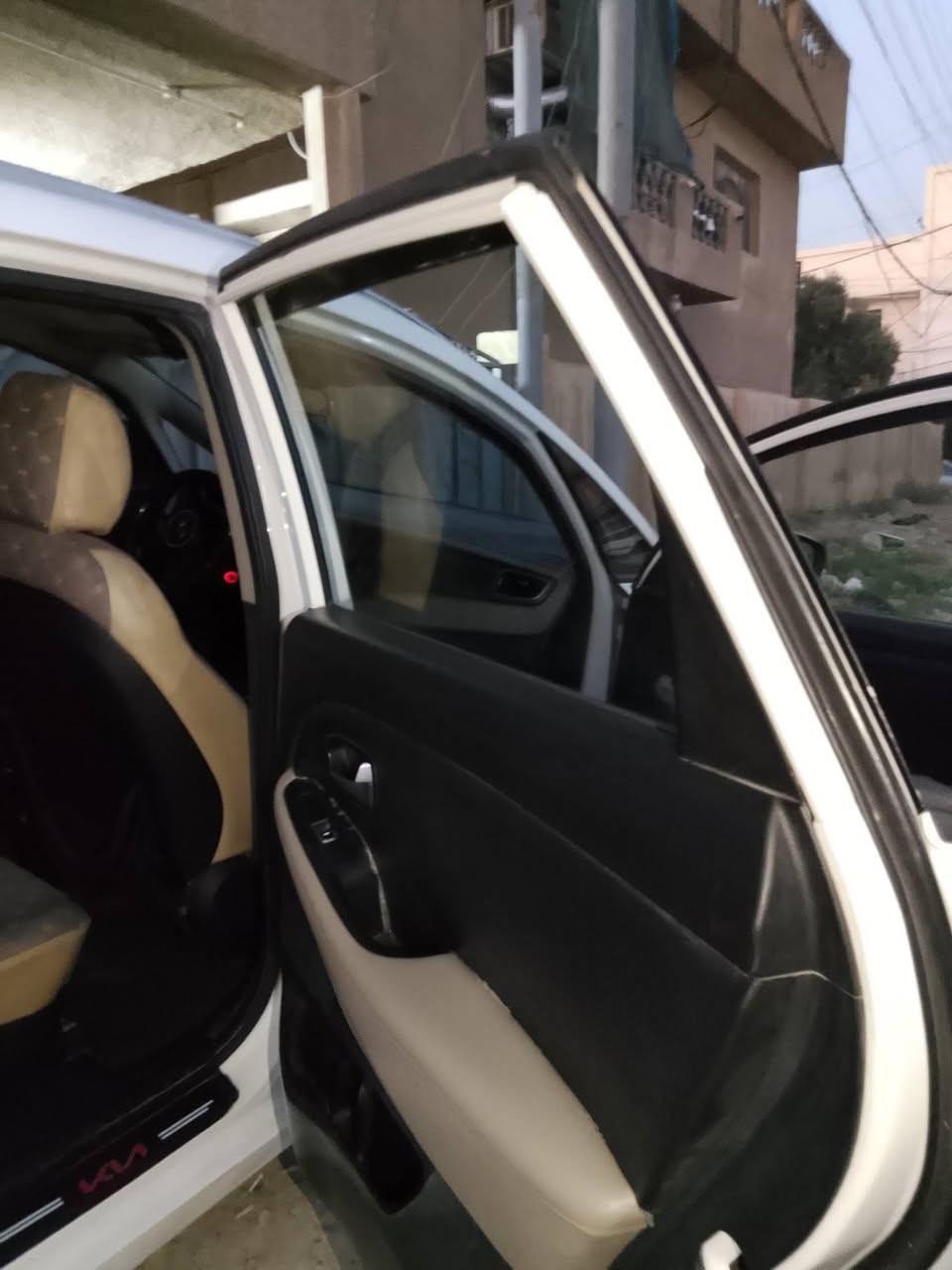 السلام عليكم كيا كارينز موديل 2015خليجي محرك2000فول مواصفات كامرة شاشة اندرويد قطعتين تبريد تحكمات استيرن ثلاث انضمة قيادة اشاير مري مري شفط بانوراما نضام ترحيب السعر 135(***********)مكان السيارة بغداد
