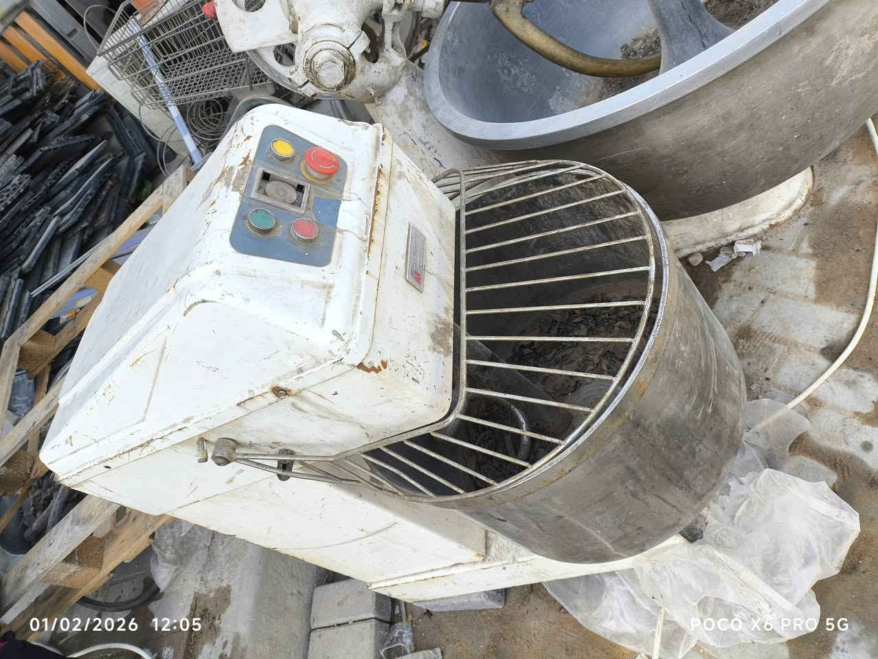 السلام عليكم من رخصه الادمن عندي اغراض مطعم 
مثارمه لحم كبيرة
عجانه كبيرة 
عجانه وسط 
اسعار مناسبه الي يردههن يتصل ع الرقم ه‍/***********
