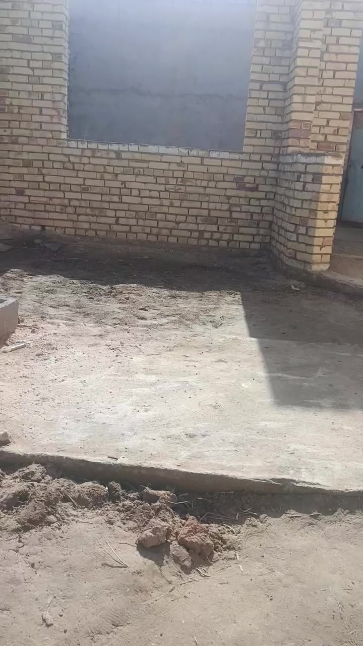 السلام عليكم بيت ٢٠٠م طابو زراعي  ع الحولي شارع حلويات ابو سلام قريب الجسر هيكل نص من البيت مسقف كونكريت والباقي هذا الي بالتصوير بعده التفاصيل على الرقم ***********
