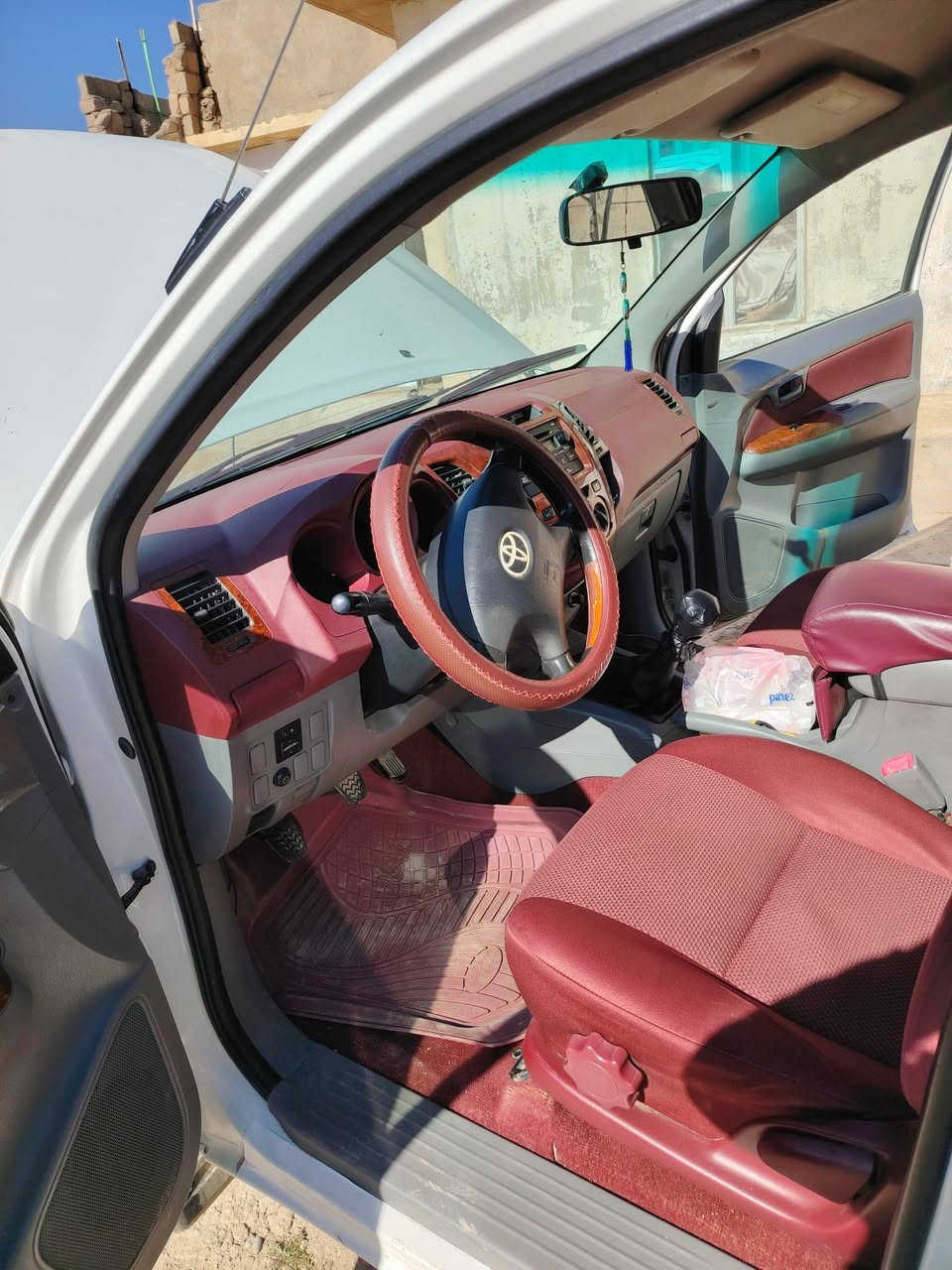 تيوتا هايلوكس 2011كويتي باب اول... 
سنوية جديدة هزة جديدة.. باسمنا الشرعي... 
بيها ملاحضات جاملق امامي صبغ.. بقية ملاحضات بسيطة.. محرك مفتوح... 
مكان جنوب الموصل متواجد على رقم ***********...
