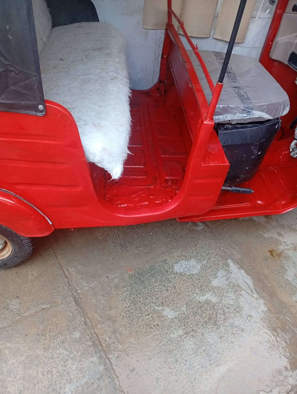 السلام عليكم 
تكتك 18رقم و سنويه  واسط باسمي تكتك كامله  كبل للشارع تكتك معمره تعمير كلش مرتب و حلو الغد خالي من المعجون تماما مصبوغه صبغ عام مرتب و غراض كهربائيه كلها جديد بيها فقط خيط بخاف السعر 4 و 750و بيها مجال للشراي العنوان الكوت الوافدين  للاستفسار الاتصال ***********1
