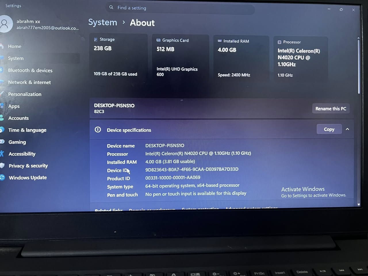 لابتوب لينوفو (Lenovo) مميز ونظيف جداً للبيع 💻
جهاز خفيف، نحيف، وممتاز جداً للدراسة، التصفح، الأعمال المكتبية، ومتابعة المحاضرات والأفلام.
✨ المواصفات الكاملة للجهاز:
 الماركة: Lenovo
 المعالج: Intel Celeron N4020
 الرام: 4 جيجابايت (RAM 4GB)
 الهارد: سريّع جداً SSD بحجم 256 جيجابايت (يخلي الجهاز يشتغل ويفتح البرامج بلمحة عين)
 كرت الشاشة: Intel UHD Graphics 600
 النظام: ويندوز 11 برو (Windows 11 Pro) الأصلي مستقر وسلس.
 المنافذ: يحتوي على منافذ USB متعددة، منفذ HDMI لربطه بالشاشات، منفذ للسماعات، وقارئ كارت الذاكرة.
📌 حالة الجهاز: نظيف جداً وشغال 100% وبدون أي مشاكل (مثل ما موضح بالصور).
💰 السعر: 300 ألف دينار عراقي فقط!(و بي مجال)
🚚 التوصيل: متوفر خدمة توصيل لكافة المحافظات.
📞 للاستفسار أو الشراء، يرجى المراسلة على الخاص أو الاتصال على الرقم: [***********]
