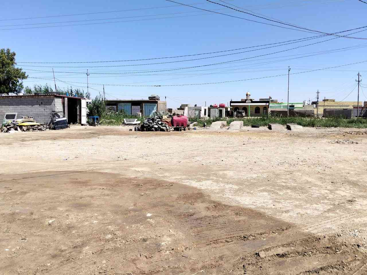سلام عليكم للبيع بيت وبصفه محل ركن البيت يحتوي على غرفتين 5×4 واستقبال 8×5 وديوانيه 8×5 ومطبخ 4×4 وحمام وتواليت خارجي البيت كامل من الداخل سراميك جداري وارضي البيت بناء بلوك  المكان طريق المشايه قريه ال بريع الرقم ***********+ ***********
