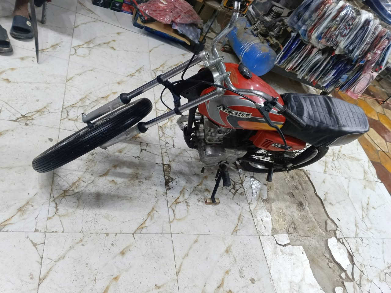 السلام عليكم من رخصه ادمن الجروب
دراجه 4 قير كلك كلك كلك 
ملك الاستعراض اني 😂
موديل 20 دراجه كلش حلوه مال مزاد 
مفتوحه بس ولفات نظيفه ناعمه كلش 
اللوياله موس كلش مرتبه 
العنوان كوفه 
السعر 280 وبيها مجال مكينه ناعمه على الشط 
***********
