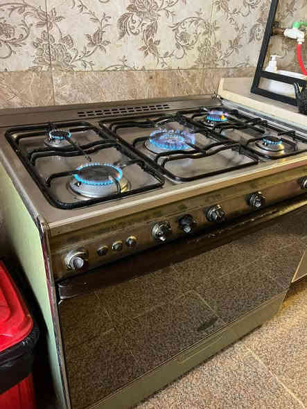 السلام عليكم
للبيع طباخ كريازي اصلي باب اول 
شغال 
عنواني الدورة قرب ابو طياارة
***********
