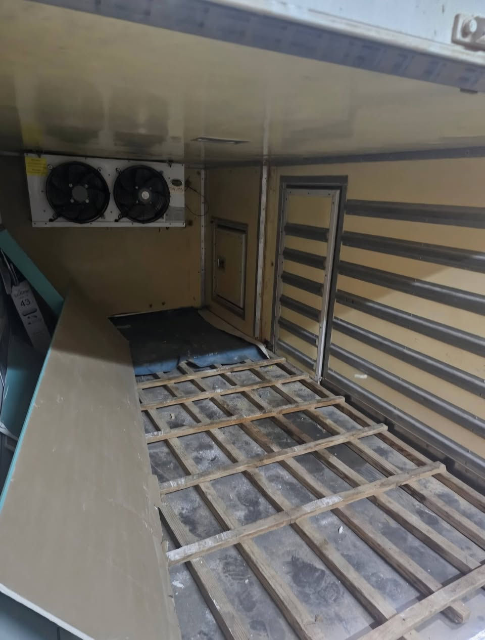 السلام عليكم ورحمه الله وبركاته  براد لحوم للبيع بابعاد  عرض ١٧٠سم وطول ٣متر ارتفاع ١٦٠سم يحمل ١٠٠ كارتون  دجاج 
منظومه جديده مستخدم نظيف
للاستفسار ع السعر الاتصال ع الرقم ***********
أو ***********
تحياتي للجميع
