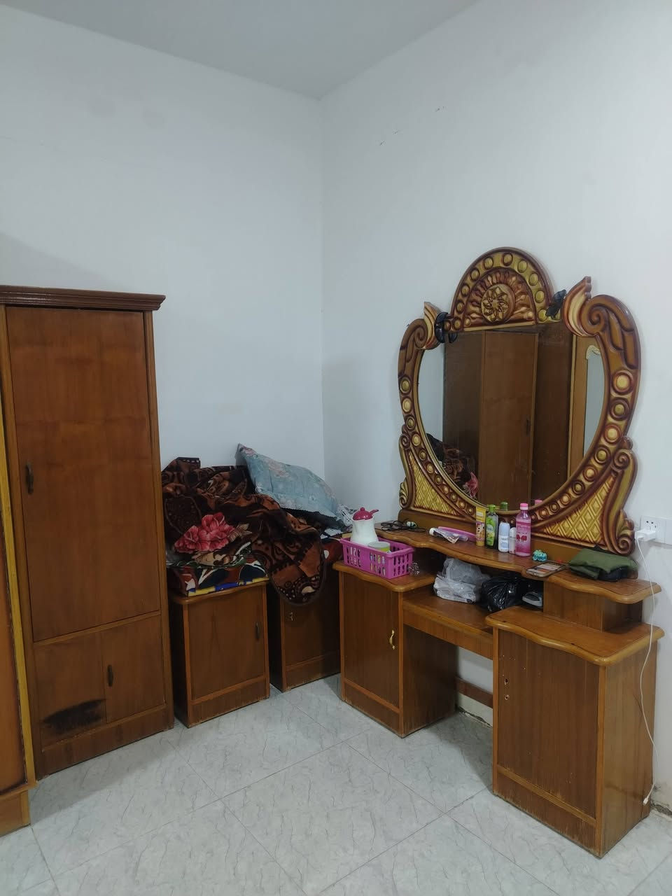 سلام عليكم غرفه مستعجل عله بيعتها سعر 400 نظيفه كلش ***********
