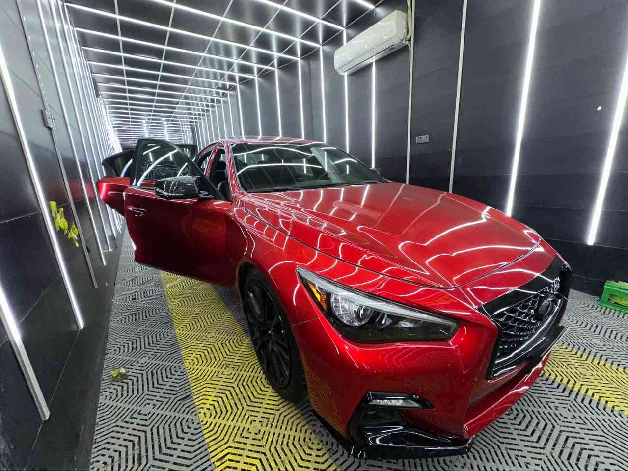 Q50 s Red Sport RWD
العروسة  2018 جبتلها ضرة V8 ف للبيع فقط يعني بدون مراوس.. 
اخذتها نظيفة وصرفت عليها  ب نية انو تظل السيارة عندي ومابيع ابد .. و رح اذكر بالتفاصيل جوا كل قطعة  منين جايبها و سعرها شكد ورح احط صور .. وكل هذني ما راح احملهن على سعر السيارة لليستاهلها ب197 ورقة 

- خشوم امامية للشوتة لون احمر BIG MOUTH Ram Air Intake Snorkel 
300$ استيراد خاص من امريكا

-  راديتر تيربو BMS 
680 الف استيراد خاص من امريكا

-  راديتر تبريد SRC + كومبرسر SRC
150الف + 375الف من شركة الرافدين (عليهم ضمان لحد ٢٢/٥/٣٠٣٦)

- راديتر مكينة وكالة مو تجاري. 
630الف من شركة الرافدين /هذا بدلته هيج بدون سبب لان اني واحد فايخ

-  مراوح ريد سبورت وكالة 
200$ بدلته لان بالقاعدة البلاستك جانو مكان براغي ٢ مكسرات

- شوتة AMS 
450$ استيراد خاص من امريكا

- عطاس تيربو  HKS وكالة Z1
630$ استيراد خاص من امريكا

- صوندات حمراء Z1 + قبغات دبات المي Z1 
70$ + 120$ استيراد من امريكا

- بلكات ريسنگ NGK97506
177$ من Racebox.com استيراد امريكا.. (هذني علساس ابرمج وبطلت ف شلتهن ورح انطيك اياهن بعلبة وحد لان حاليا شادين عليها البلادي NGK DILKAR8K8G)

-  باتري Hankook 
215الف من Tire Mall وباقيله ع الضمان سنة

- اويل كاج كان 
250الف من شنايزر 

- داون بايب + اكس بايب + وسطيات + كزوز تصميم GTR كله من الطول للطول Stainless Steel صوته طررب طرب طرب 2.5’ انج
1200$ تفصال كامل

- ستيرن RPM كاربون فايبر نحلة + ايرباك وكالة
700$ الستيرن من jalisco’s استيراد امريكا + 200$ الايرباك من دجلة

السيارة كلها مطعمة كاربون فايبر ابو النحلة من نفس الشركة المذكورة.. 
علامة الانفنتي الامامية
قبغات المرايات الجانبية
قطع على الابواب من الداخل و الدشبول كاربون حقيقي لزك بدون لا تبديل ولا فتح ..كلش كلش نظيف 
والجناح على الصندوگ هم كاربون فايبر نحلة 

جلد الكشنات والدشبول والبيبان من الداخل بحالة الوكالة يعني زلغ واحد مابيها. 

ممشى السيارة حاليا 62 الف
سيرفس دهن الكير سويتلها من جانت ماشية 50 الف
اشتريت الدهن من وكالة نيسان (الدبة الحديد)
سيرفس دهن المكينة Addinol من شنايزر من جانت ماشية 61 الف

مواصفات السيارة S يعني ريد سبورت يعني المكينة ٦سلندر دبل توربو دفع خلفي ف ما رح اذكر مواصفاتها من رادارات وكاميرا 360 وحساسات… الخ طب ع اليوتيوب وشوف جماعة عرب GT شيكولون عنها … بيها تراي يجنننن من صدرها الى نظافة الكير والمكينة يعني كلش سريعة السيارة و على برمجة الوكالة بصراحة جان ودي ابرمج ويا RaceBox وماصارت قسمة. 

من يوم صارت ب ايدي لليوم السيارة لا طبت ساحة ولا شافت دريفت 

الشغلات اللي رح انطيها وياها:
-  حجرات البيئة البلادية + الوسطيات البلادية + البطيخة الاكزوز البلادي كامل
- الشوتة البلادية مالتها ويا فلاتر جدد من وكالة نيسان
- المراوح البلادية اللي بدلتهن
- الستيرن البلادي + الايرباك القديم
- بلكات الريسنك الذكرتها كلش تفيدك اذا رح تبرمج برمجة قوية بالصيف 
- ويل كاج كان سبير هم من شنايزر هدية الك
- صوندات المكينة السود البلادية وقبغات الدبات البلادية. 

مابيها قطرة صبغ
ضربتها واضحة بالصور .. استيراد شركة NVN بالمنصور
مكان تواجد السيارة / اليرموك ٤ شوارع
***********
‎ واتساب / عادي كله شغال 
اكرر السعر 197 بدون مراوس
والف عافية ع الياخذها بغداد, العراق
