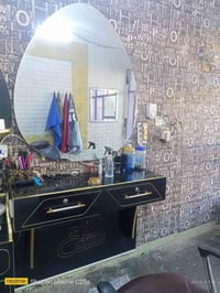متاح ميز وكرسي حلاقه جداد مستخدمات شي قليل لبيع سعر 200  الاتصال 07505...
