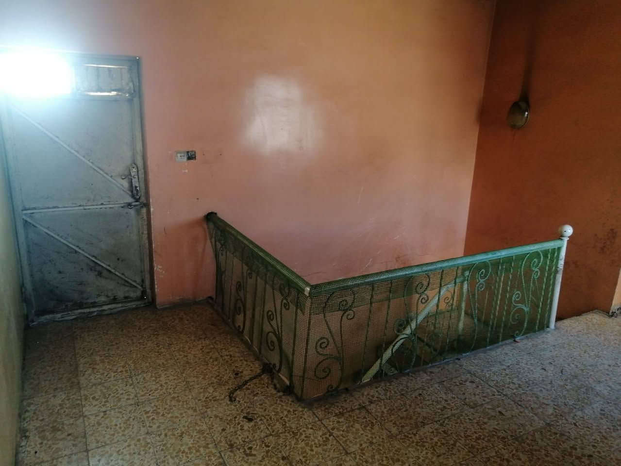 السلام عليكم عندي بيت بالزعفرانية رور الشرطه مساحه ٧٥ متر طابقين للايجار بي غرفة وهول ومطبخ واستقبال وغرفة طابق ثاني وحولي يرادلة تنظيف وترتيب بسيط الي يفيدة يخابرني عالرقم ***********
