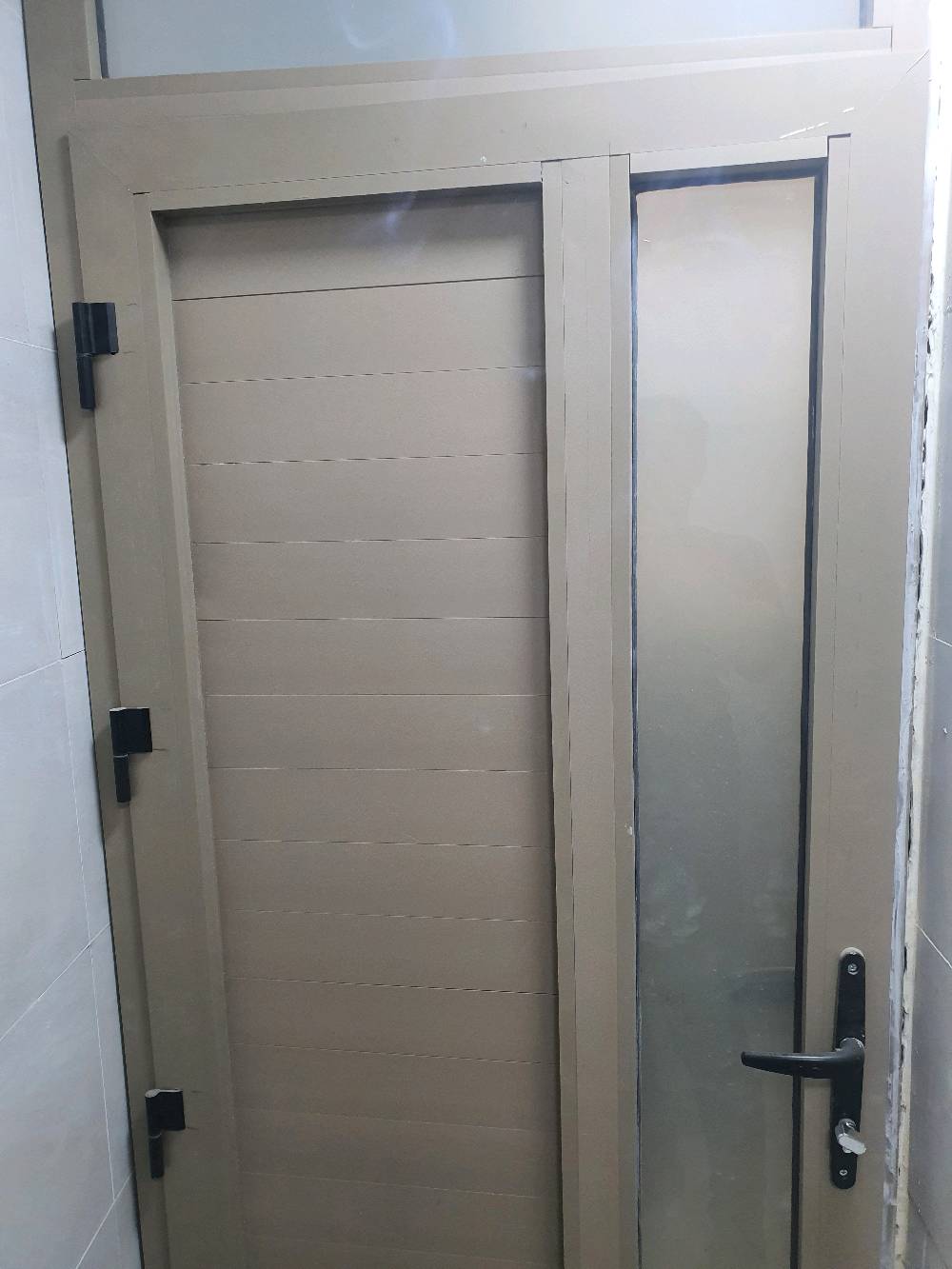 ميسان العمارة الحي الجامعي 
بيت جديد بناء 2023 طابو صرف طابقين ٢٠٠م٢ واجهة عشرة متر نزال ٢٠ متر .
الحي الجامعي المربع الذهبي البيت مقابل ساحة مبني مقابل البيت حديقة مسيجة موضحة في الصور مساحه 100 متر 
البيت مطلوب إسكان الباقي 60 مليون 
كهرباء البيت مجهزة بنظام تأريض وجوزات ايرث لكج لجميع السخانات 