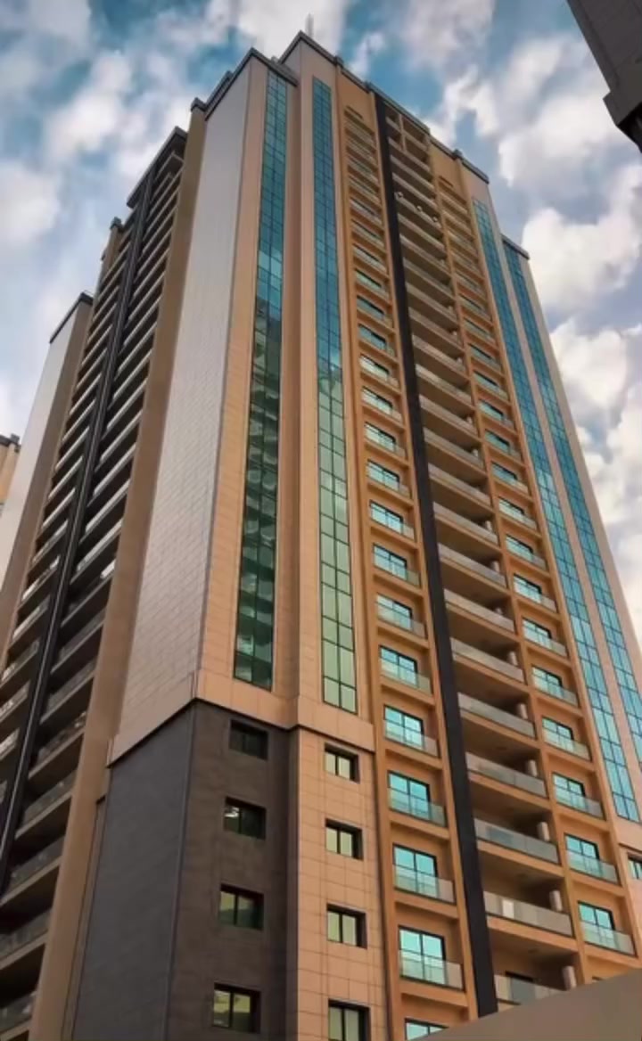 فرصة مميزة للتملك في مجمع رويال السكني ✨
شقتان متوفرتان للبيع وجاهزتان للسكن فوراً:

🔹 المواصفات:

▪️ الشقة الأولى:
 • في طابق مرتفع
 • المساحة 198.44 م²
 • 3 غرف نوم
 • إطلالة داخلية
 • السعر عند التواصل

▪️ الشقة الثانية:
 • في الطابق الأول
 • المساحة 193.88 م²
 • 3 غرف نوم
 • إطلالة خارجية
 • السعر عند التواصل

📞 للمهتمين يرجى الاتصال على: ***********
⛔ التواصل للجادين فقط
