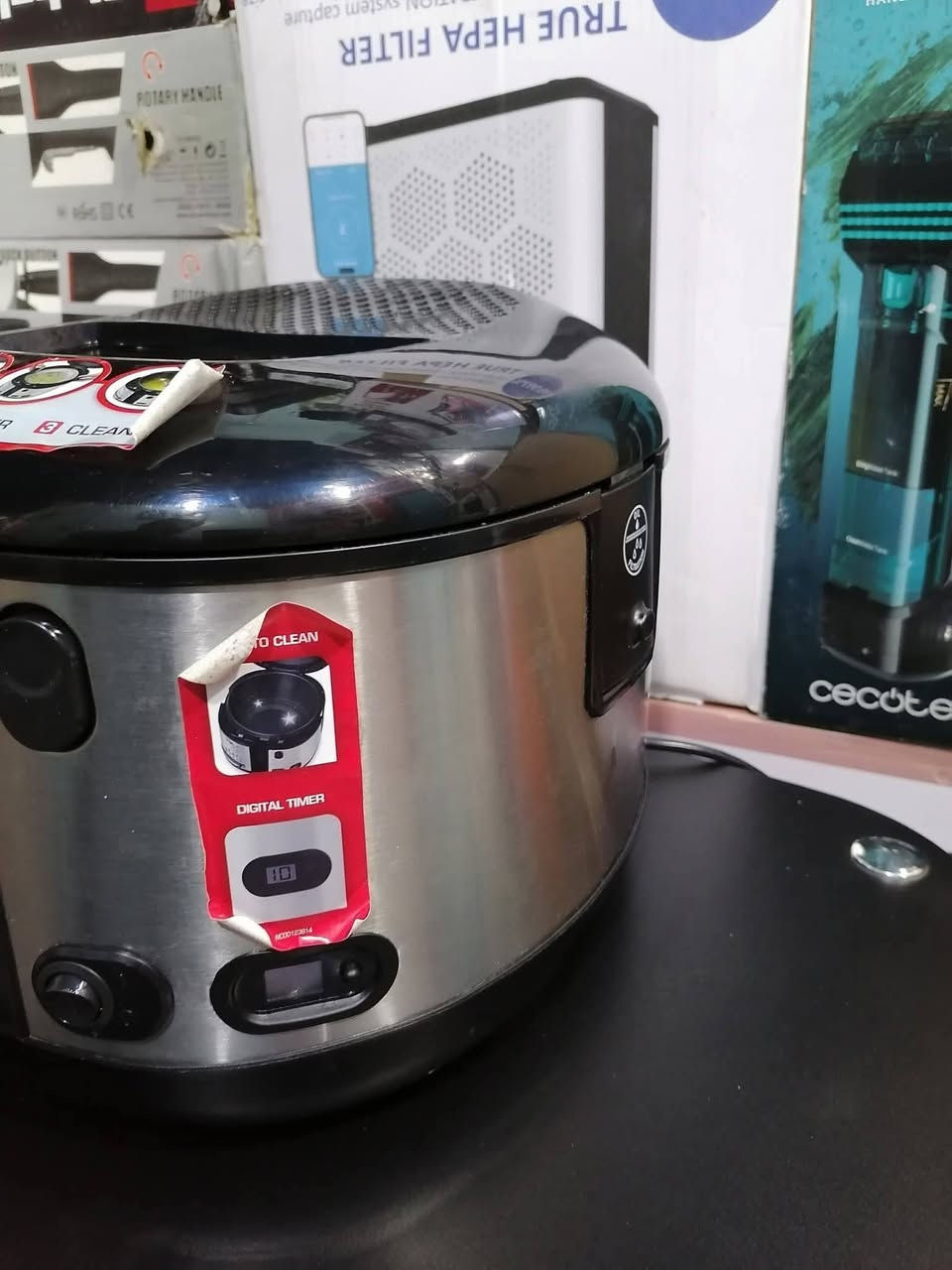 قلاية عميقة من نوع Tefal Filtra One.
تتميز بنظام تصفية زيت حاصل على براءة اختراع لتنظيف الزيت بعد كل استخدام. 
تبلغ سعتها 2.1 لتر من الزيت، وتستوعب ما يصل إلى 1.2 كجم من الطعام. 
تتميز بجدران باردة لضمان أقصى درجات الأمان أثناء الاستخدام. 
تتضمن منظم حرارة قابل للتعديل من 150 إلى 190 درجة مئوية مع مؤشرات ضوئية. 
الغطاء وسلة القلي آمنان للغسل في غسالة الأطباق. مستخدمه


**إذا كنت صاحب هذا الإعلان وتريد حذفه لأي سبب، رجاءا أرسل رسالة إلى الدعم الفني**