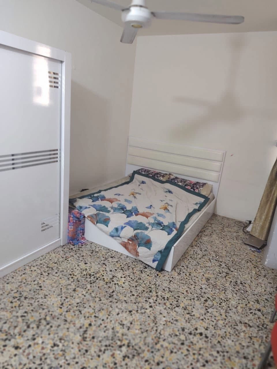 شقه للايجار الشعب شارع بلقيس  قرب اسواق العراق

استقبال وغرفتين نوم وخدمات العماره بيهه بس ٥ شقق 

طابق ثاني نضيفه جدا السعر ٣٠٠قفله 
***********
