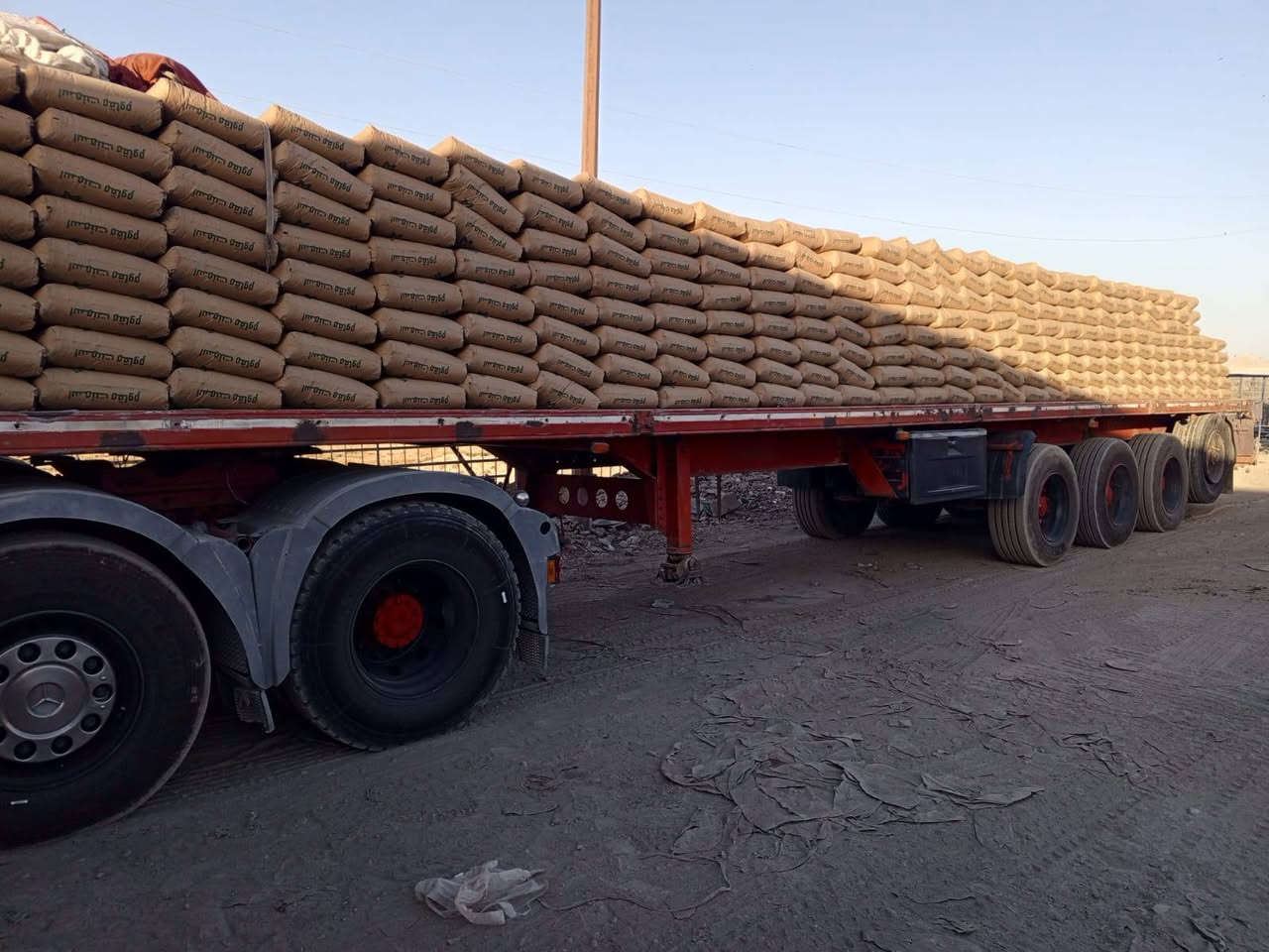 السلام عليكم عربانه اوربيه للبيع طول 13/60 اربع دناگير حرفش طخم تاير كامله كهربائيات وهوه  مكفوله من الفطر والكسر  هسه محمله 50 طن هاي الي بصور سعره 53 وبيه مجال مكان الانبار القائم ***********
