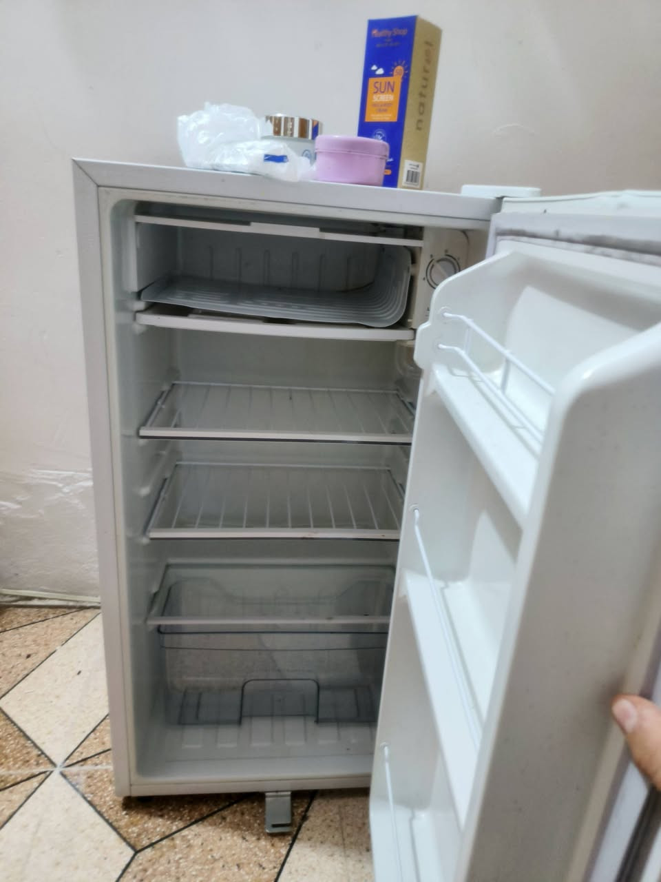 #للبيع ثلاجه صغيره 6 قدم اعتقد 
نضيفة كلش 
***********
