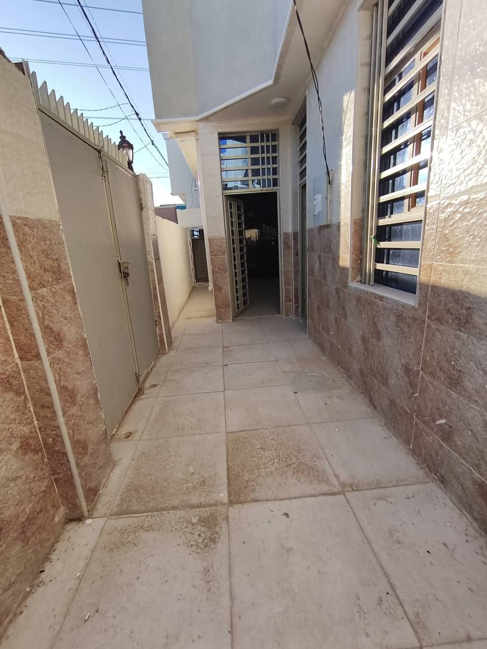 #يعلن مكتب اليرموك  للعقار
🔆🔅 الـــدار للــــــبـيــع 🔅🔆***********
⚜️ المســــاحة150متر مربعه 

. طابو   زراعي وقرار محكمة 🪐
⚜️ العنــــوان ⚜️  النجف //  
         🔆  الــتـــفـــــاصـيــــل  
الـبـنـاء  درجة اوله البيت مامسكون 
(( طـــابق الاول)) يحــتوي علا غرف، 2 وصاله + ومطبخ مفصول+ وستقبال  وصحيات داخل وخارج. 

🔱الــســعـــر  //52مليون. 🥰

             ملاحظة (((توجد كافت المساحات والقطع  )
⚜️        
((للاستفســار مراجعـة المكتب  #_للعقــار_والمقــاولات
العنــوان مكتب اليرموك  العقار مقابل قرية: الغدير اعمـود 282 #مكتب_اليرموك  العقار_

*********** او الاتصال على الارقام.🟡🟡📞📞📞♾
   🔆📞تطبيق وتساب موجود
او مرسله  😊
