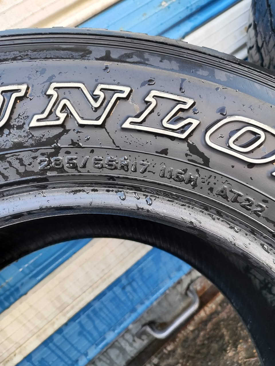 سلام عليكم للبيع زوج تايرات لاندكروز ستينية دلوب ياباني اصدار 22 نضيفات  او زوج نيكل بيبان ستينية شركة العنوان بغداد   ***********
