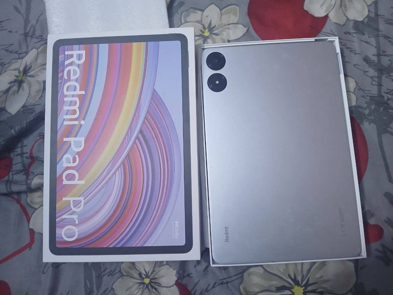 السلام عليكم ورحمة الله
جهاز ريدمي باد برو (Redmi Pad Pro 5G) للبيع 🌟
الجهاز بعده بحالة الوكالة (أخو الجديد)، مامبدل بيه أي شيء وماداخل تصليح أبد.
🎁 الهدايا والملحقات:
كامل الملحقات (الكرتونة والشاحنة الأصلية 33 واط).
حافظة (كفر) للجهاز هدية.

📊 مواصفات الجهاز الكاملة:
الذاكرة والتخزين: الذاكرة 256GB والعشوائية (RAM) 8GB، ويدعم ذاكرة خارجية حتى 1 تيرابايت.
الاتصال: يدعم شريحة اتصال 5G + واي فاي.
المعالج: Snapdragon 7s Gen 2 (بدقة 4 نانومتر، 8 نواة) يعطيك أداء قوي وسلس، ويشغل ببجي 60 فريم مستقرة تماماً بدون حرارة.
معالج الرسوميات: Adreno 710 ممتاز ومستقر بالألعاب القوية مثل ببجي وكول اوف ديوتي.
الشاشة: عملاقة بحجم 12.1 بوصة IPS LCD بمعدل تحديث 120Hz وسطوع 600 شمعة (سلاسة تامة بالاستخدام).
البطارية: ضخمة جداً 10,000 مللي أمبير مع شاحنه 33 واط 
النظام: يعمل بواجهة شاومي الحديثة HyperOS، يشغل نظام أندرويد 16، والجهاز مدعوم رسمياً بتحديثات الأمان والتحسين من الشركة حتى شهر 8 من عام 2027.

📌 ملاحظة: الجهاز يدعم القلم الذكي (Redmi Smart Pen) ولوحة المفاتيح الخاصة به (لكن ذني ينباعن منفصلات بالأسواق يعني مايجي ويه الجهاز ).
📝 باختصار: الجهاز توب ومناسب جداً للدراسة بفضل شاشته الكبيرة والـ 5G، وممتاز للألعاب والتصفح.
💵 السعر: 300 ألف دينار عراقي (وقابل للتفاوض البسيط للجادين).
📞 للتواصل: المراسلة على الخاص (الماسنجر) أو على التليجرام عبر المعرف: @AJN_AJN
والعنون الديوانية 
وشكراً لكم.
ملاحظه: الجهاز يجي وياه حساب كول اوف ديوتي موبايل مامشحون للي يلعب كول اوف ديوتي


**إذا كنت صاحب هذا الإعلان وتريد حذفه لأي سبب، رجاءا أرسل رسالة إلى الدعم الفني**
