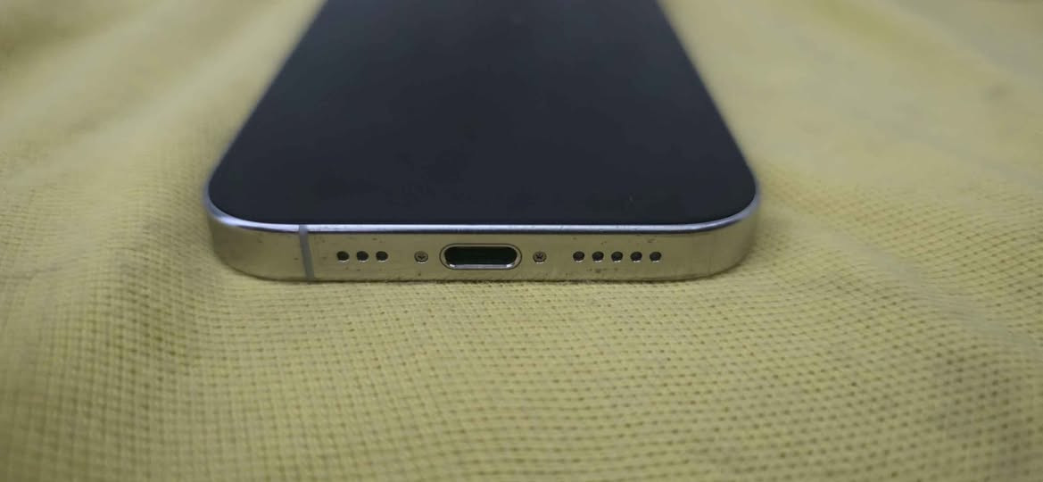 للبيع iPhone 16 Pro أبيض سعة 128GB، نسخة SIM. الجهاز بلادي نظيف، غير مفتوح ولا داخل صيانة، وجميع القطع الداخلية شغالة طبيعي بيه كسر بالزجاج الخلفي مثل ما مبين بالصور، وأكو نقطة صغيرة بالشاشة ما تأثر على الاستخدام الجهاز مقفول Cloud ويباع بحالته الحالية.

السعر 675 ألف قابل للتفاوض.

الموقع بغداد - البياع.

للتواصل *********** بغداد, العراق

