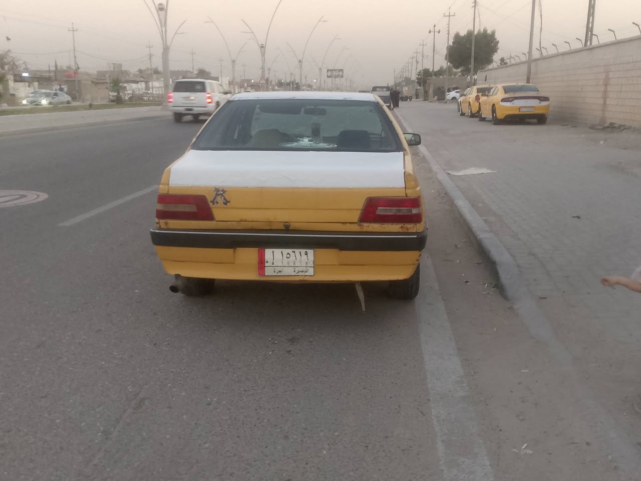 بيجو 405 مكينه وكير تمام سيارة جاهزه راعيه موجود هيه وغرامات عل المشتري رقم بصره السعر 15 
***********
